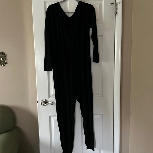Long sleeve jumpsuit with pockets new no tags - Picture 2 of 6